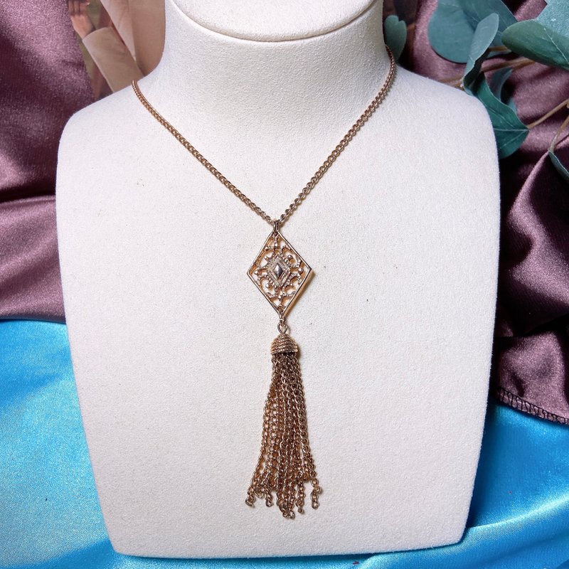 [Western Antique Jewelry] Sarah cov Elegant Empty Tassel Pendant Carved Necklace - Necklaces - Precious Metals Gold