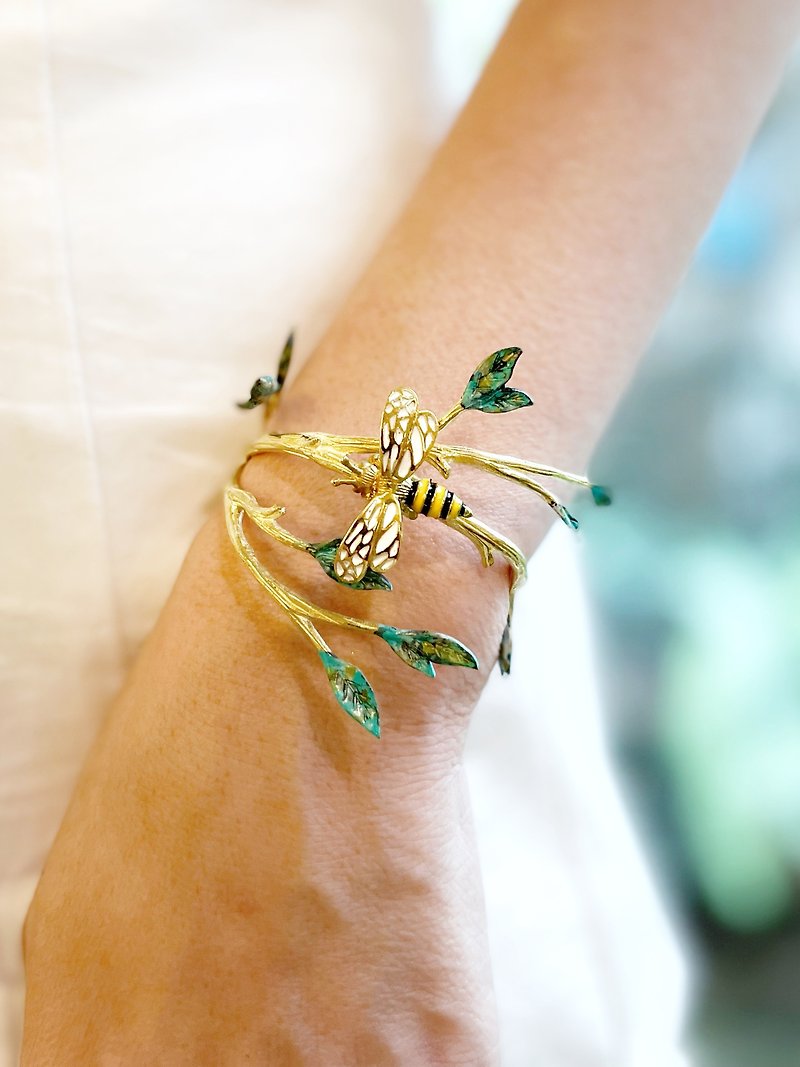 Enamel Bumblebee on Branch Patina Leaves Bangle in Brass. - Bracelets - Other Metals 