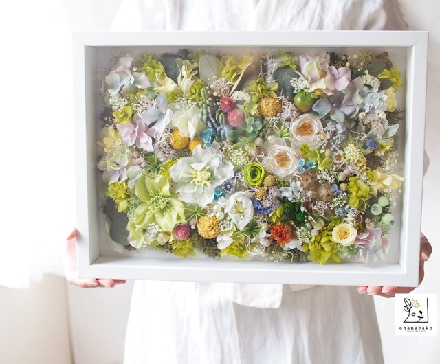 Glass frame with natural preserved & dried flowers in green with logo /  opening - Shop ohanabako Dried Flowers & Bouquets - Pinkoi