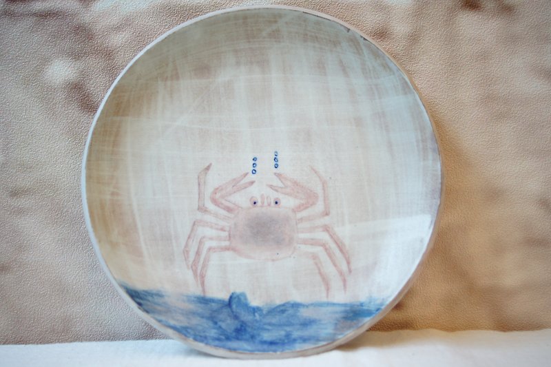 Handcrafted Kohiki Retro style painted Crab Round Plate, Ø18cm - จานและถาด - ดินเผา สีแดง