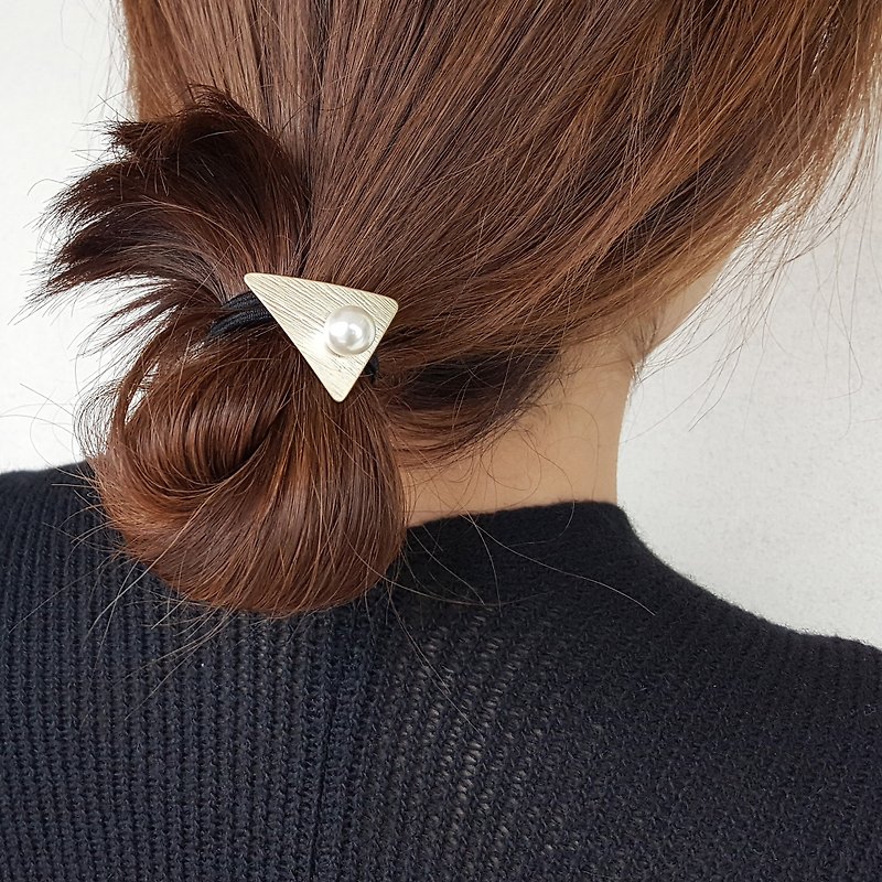 TRIANGLE Pearl Minimalist Metal Hair Tie Elastic Gold - 髮夾/髮飾 - 珍珠 金色