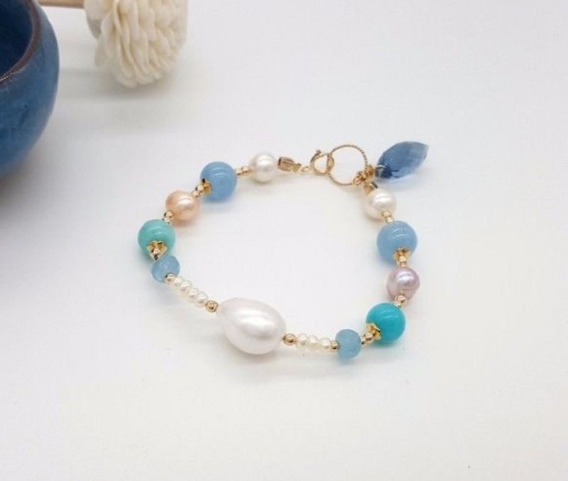 Girls Crystal World - [Eye of London] - Three-color pearl handmade natural crystal bracelet - สร้อยข้อมือ - เครื่องเพชรพลอย สีน้ำเงิน
