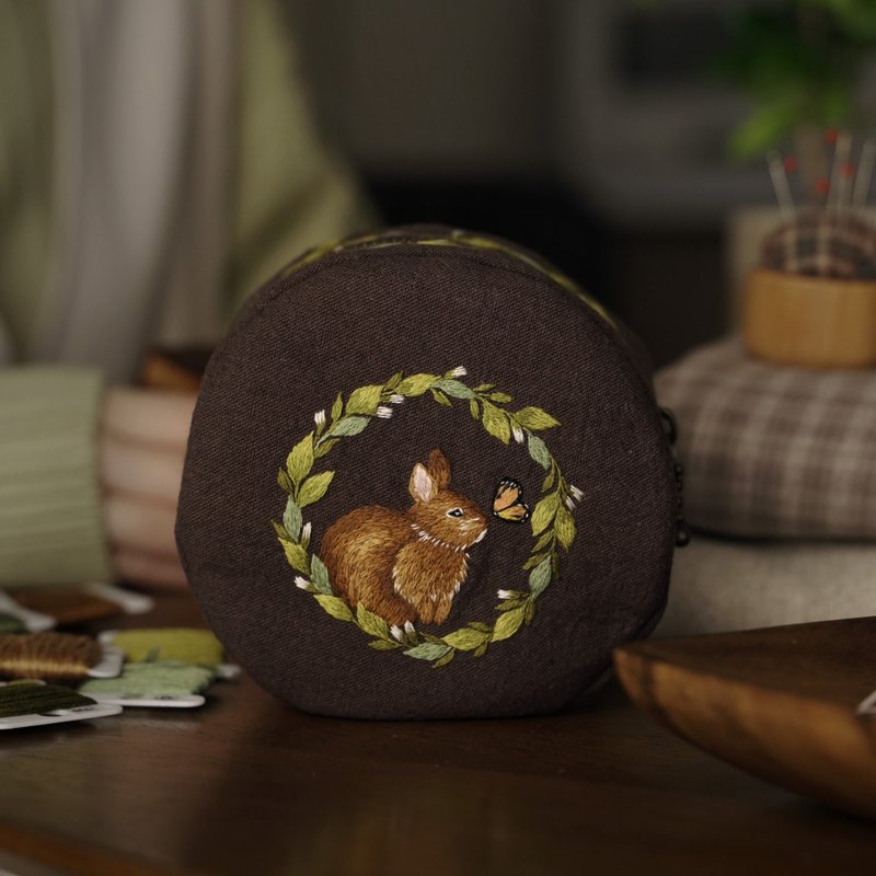 【訂製作品】手工刺繡 \ 小圓包 \ 白花棕兔 - 化妝包/收納袋 - 棉．麻 咖啡色