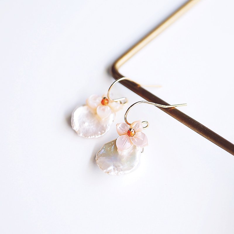 Japanese style natural freshwater pearl earrings 14k gf garnet glossy pink butterfly temperament - ต่างหู - เครื่องเพชรพลอย ขาว