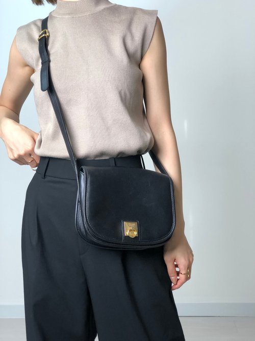 美品　セリーヌ　レザー　ガンチーニ　ショルダーバッグ　ブラック CELINE セリーヌ ガンチーニ ロゴ レザー スクエア ショルダー