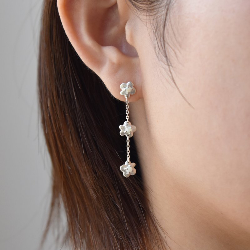 yureru hana pierce/pierced earrings - ต่างหู - โลหะ สีเงิน