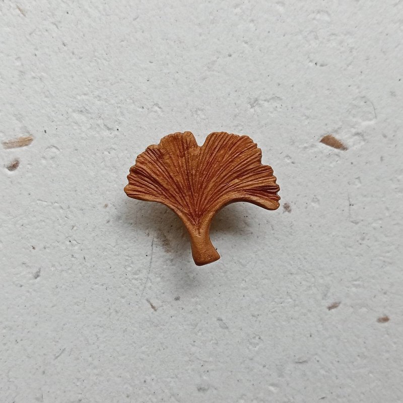 手工木雕銀杏葉小徽章 - 胸針 - 木頭 咖啡色