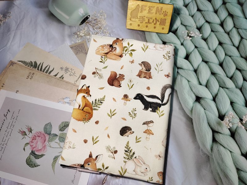 動物系列-美國限量布料白底森林中動物布書套-布書衣-A5/25K手冊 - 書衣/書套 - 棉．麻 