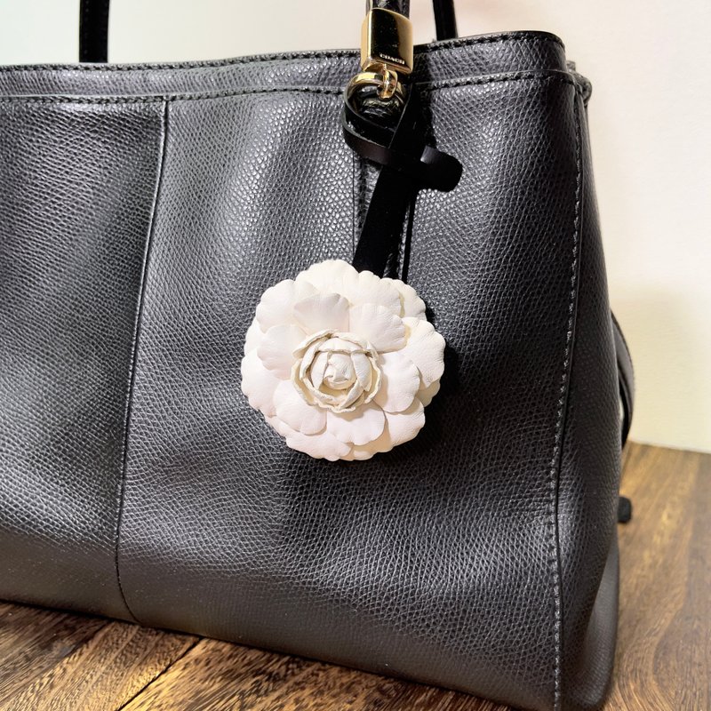 Classic Leather Camellia Handbag Accessory - พวงกุญแจ - หนังแท้ หลากหลายสี