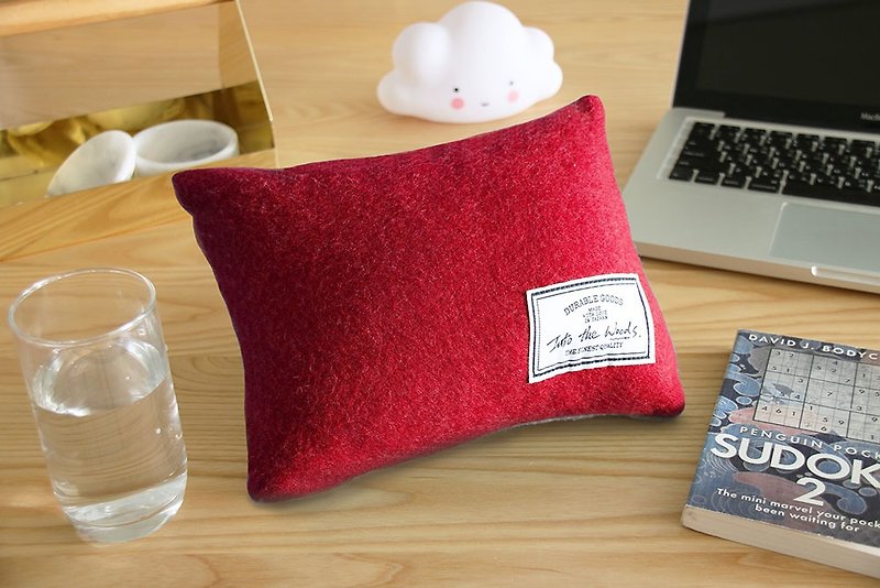 午安枕-2號口紅(含枕芯) - 枕頭/抱枕 - 其他材質 紅色