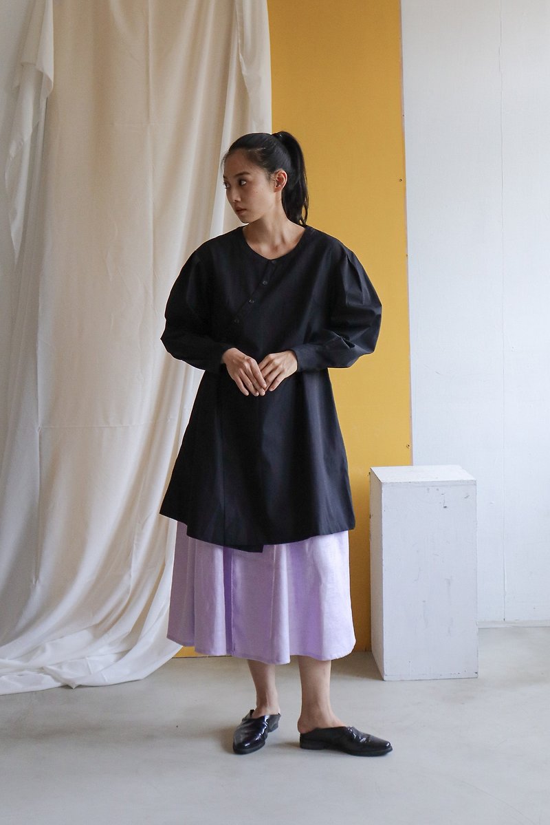 Diagonal button collarless long shirt - เสื้อเชิ้ตผู้หญิง - ผ้าฝ้าย/ผ้าลินิน สีดำ