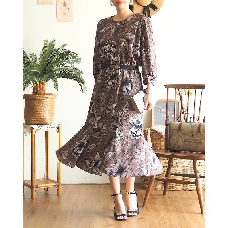 VINTAGE dress, Beautiful soft brown color with a floral patt - 洋裝/連身裙 - 聚酯纖維 咖啡色