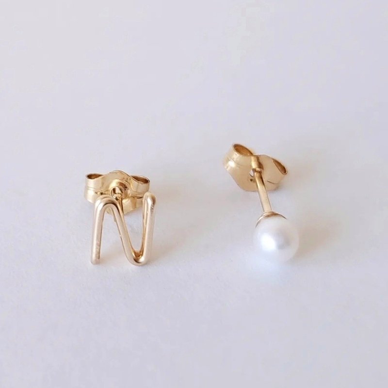 Hitotsubu initial and freshwater pearl stud earrings - Earrings & Clip-ons - Other Metals Gold