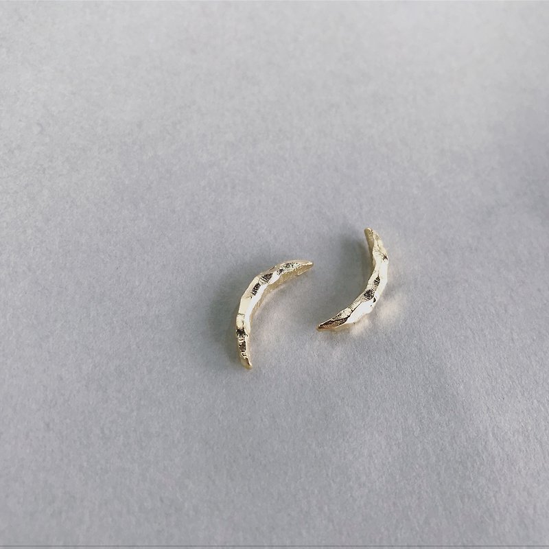 Moon Earring Crescent earrings Travel series sterling silver earrings - ต่างหู - โลหะ สีทอง
