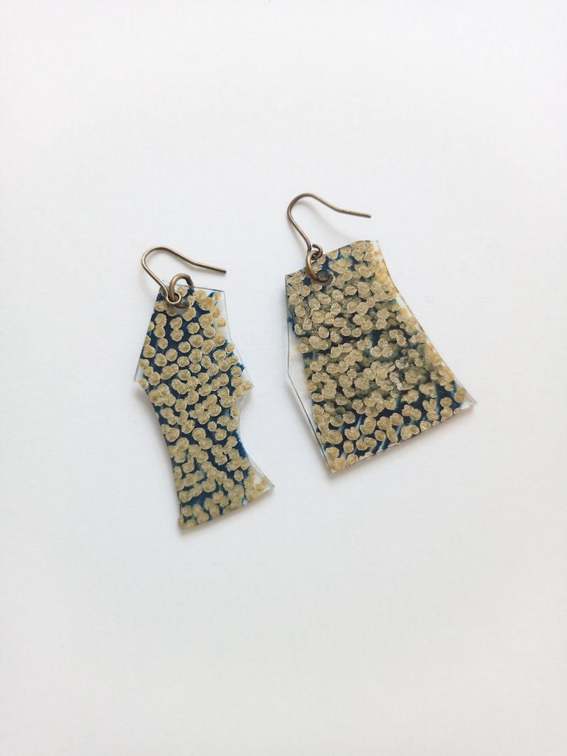 フックピアス　カラフル　1点もの　手描き　イヤリング交換可 - 耳環/耳夾/耳骨夾 - 塑膠 金色