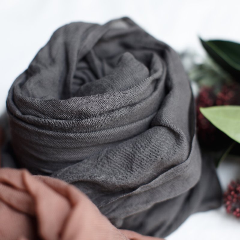 Exclusive-vegetable and wood dyed smoky gray ultra-light pure wool scarf retro warm plant dyeing Valentine’s day gift - ผ้าพันคอ - ขนแกะ สีเทา
