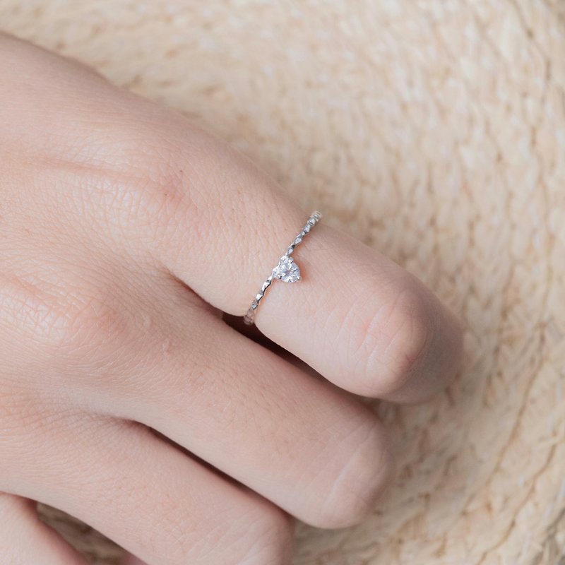 [Out of print special offer] White crystal 925 sterling silver textured ring adjustable ring - แหวนทั่วไป - เครื่องเพชรพลอย สีเงิน