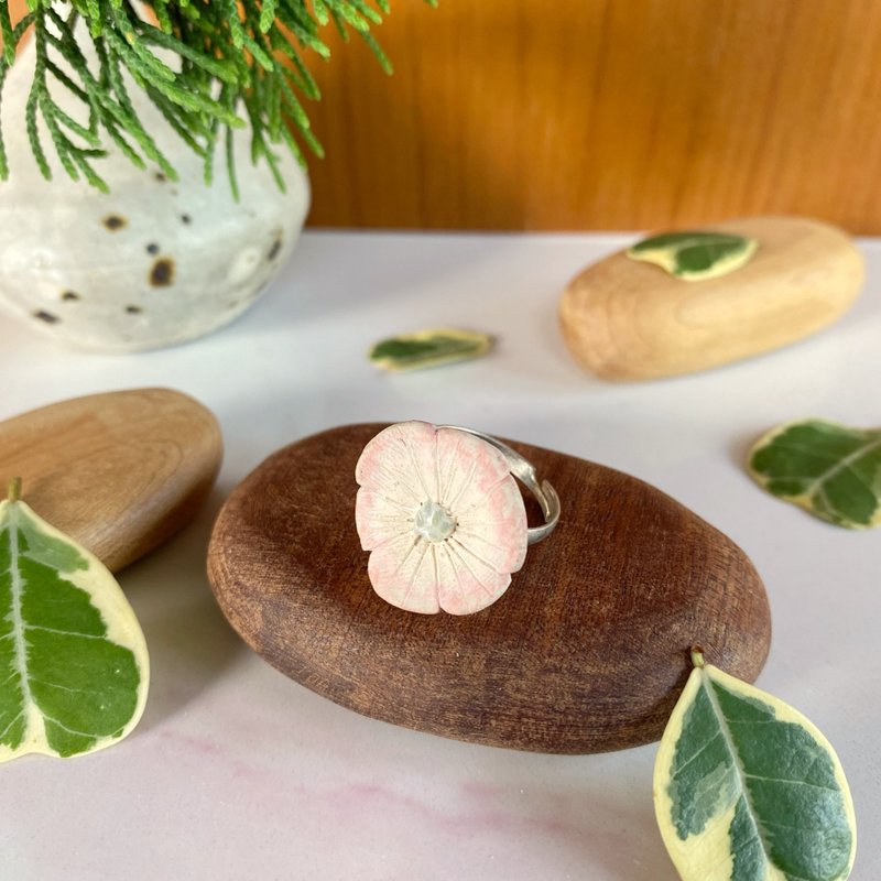 Flower Ring/ Ceramic / jewelry - 戒指 - 陶 白色