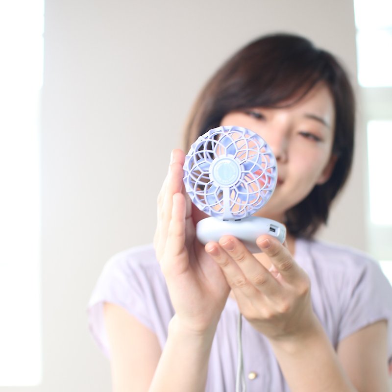 【SPICE】日本 風扇LED燈化妝鏡(可掛脖)- 粉藍雛菊 - 化妝掃/鏡子/梳子 - 其他材質 多色