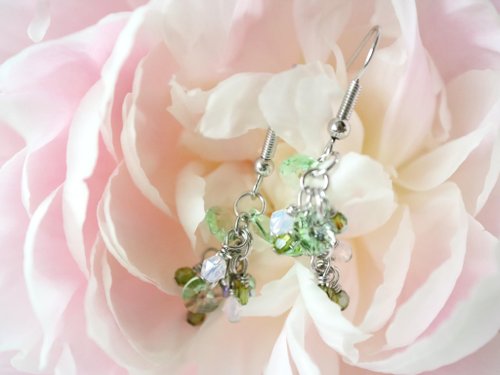 Heart Bouquet 木漏れ日の煌き ピアス キラキラ 森 林 木洩れ日 こもれび 木 樹 緑 翠 碧 みどり グリーン ホワイトオパール オーストリア クリスタルガラス 繊細 夏