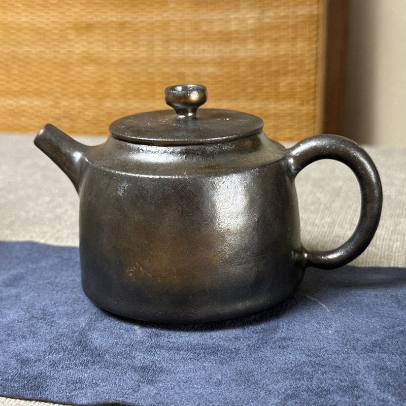 台灣名家周聖鈞【釉變】手作黑金屬流釉壺003 - 茶壺/茶杯/茶具 - 陶 黑色