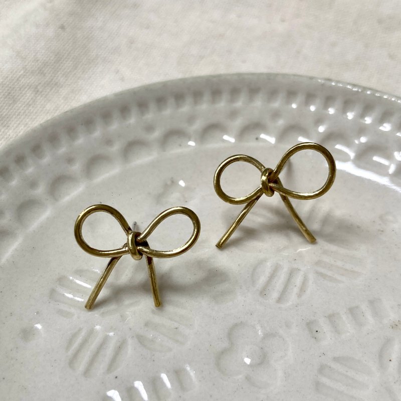 Laolin Groceries| Bronze bow small earrings (needle type/clip type) - ต่างหู - ทองแดงทองเหลือง สีทอง