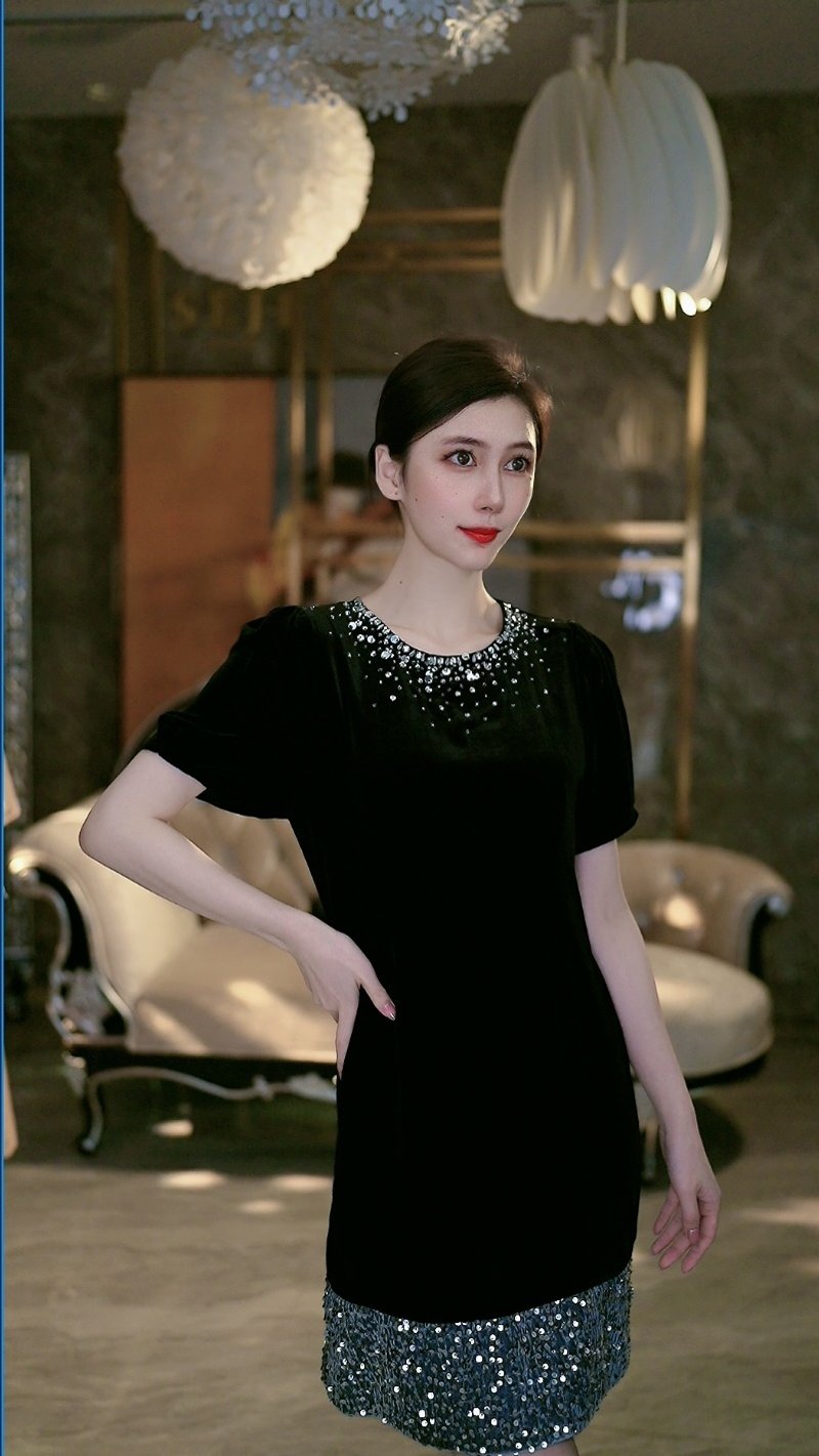 SOLELEGIA BLACK VELVET TEXTURE BEAD MIDI DRESS - ชุดเดรส - วัสดุอื่นๆ สีดำ