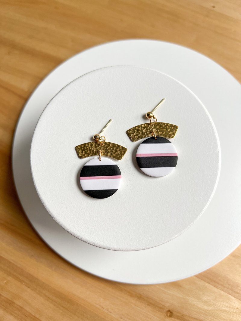 • 手工軟陶耳環 • 黑白粉條紋 圓形 (可改耳夾) - 耳環/耳夾/耳骨夾 - 陶 多色