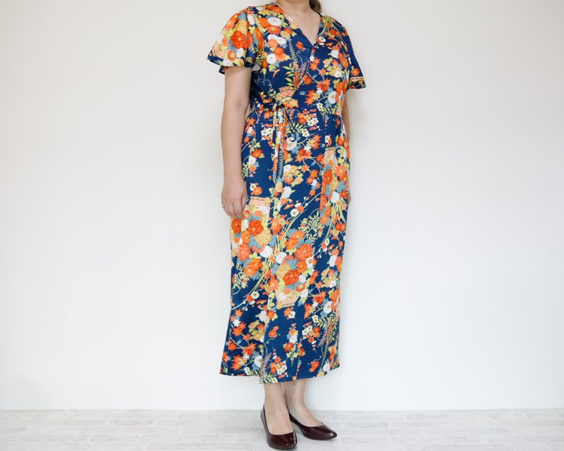 KIMONO Wrapped Dress'n Coat -着物を使った2Wayドレスコート 1点ものです 着物リメイク - 洋裝/連身裙 - 絲．絹 藍色
