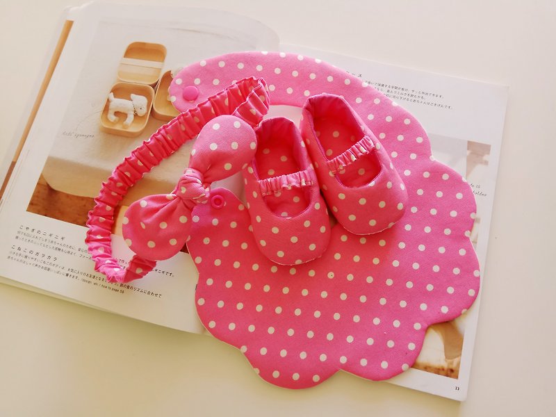 桃粉底點點彌月禮物 嬰兒鞋+圍兜+嬰兒髮帶 - 滿月禮物 - 棉．麻 粉紅色