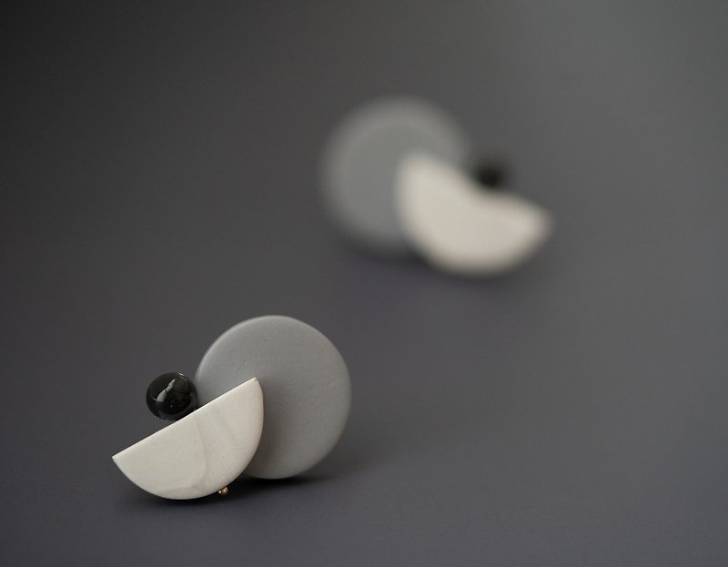 Luna - Gray/ Minimal / Polymer clay / Abstract shape / Statement earrings - ต่างหู - ดินเหนียว สีเทา