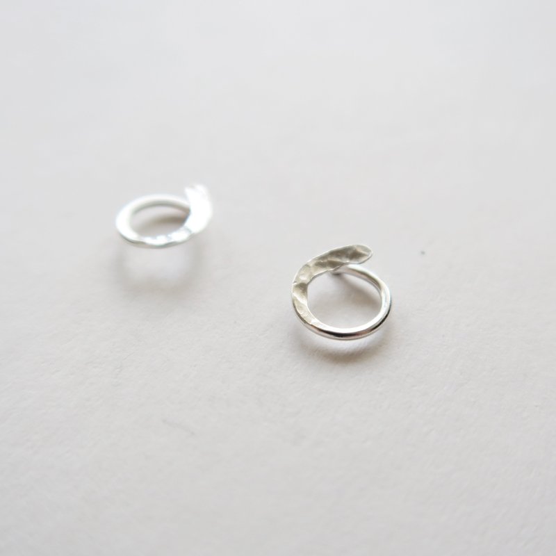 925純銀 圓圈逗點 鍛敲紋 耳環 或 耳夾 一對 - 耳環/耳夾 - 純銀 白色