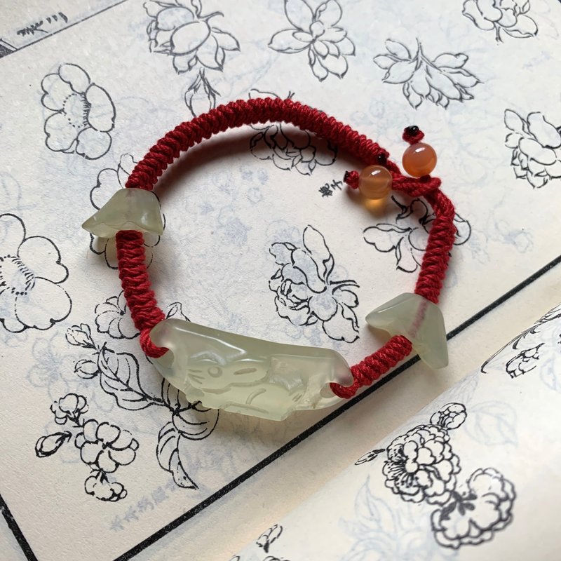 Handmade flying zither. Natural Xiuyu old material braided bracelet Yuanbao rabbit carved agate good luck red rope - Bracelets - Jade Multicolor