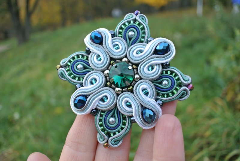 綠色胸針 串珠胸針 flower brooch Soutache Embroidered Pin star cross - 胸針 - 其他材質 綠色