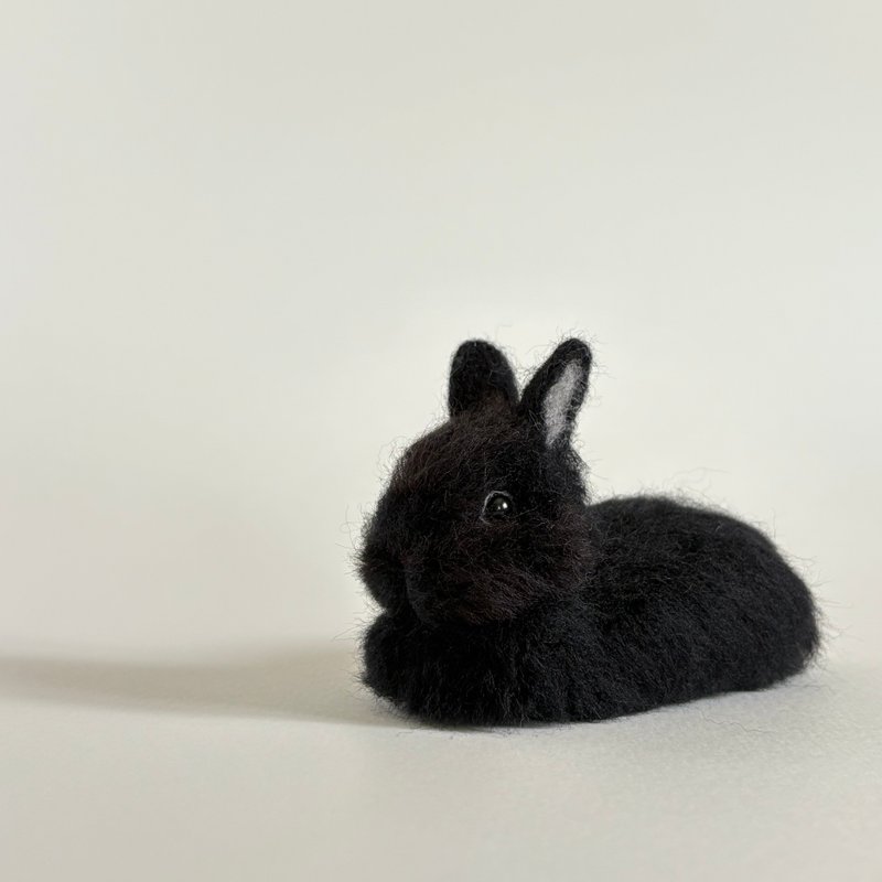 手のひらサイズの癒し　ふわふわ香箱座りの羊毛フェルトうさぎ　ネザーランドドワーフ　ブラック - 公仔/玩偶 - 羊毛 