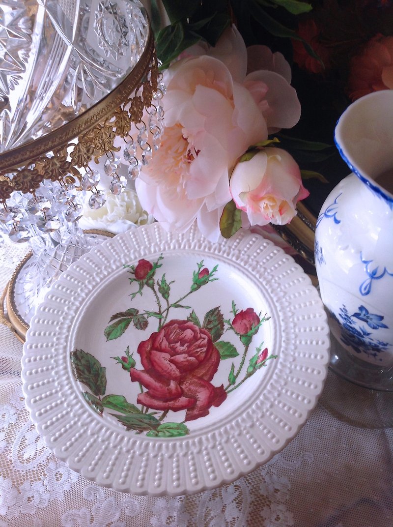 ♥ Anne Crazy Antique ♥ British Bone Porcelain 1920 Royal Cauldon Hand-painted Rose Embossed Cake Plate ~ Worth Collection - จานเล็ก - เครื่องลายคราม สีแดง