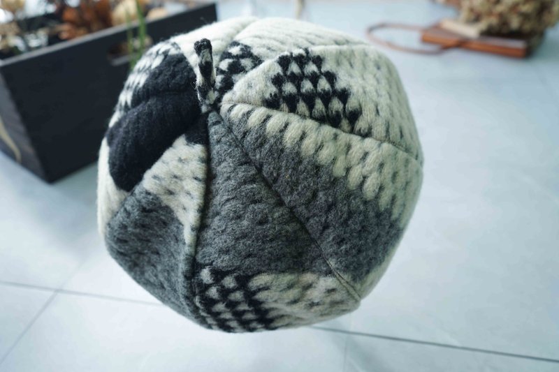 Design handmade-Italian wool neutral black and white geometric pumpkin beret - หมวก - ขนแกะ สีดำ