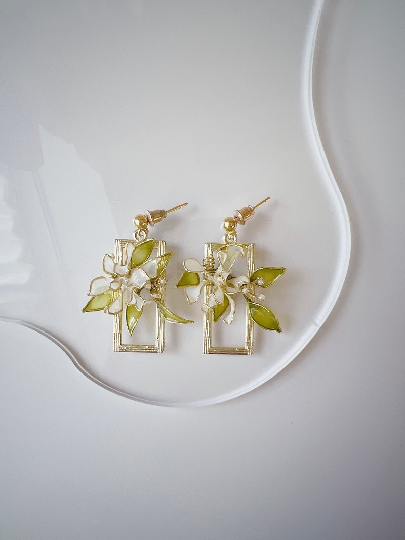 Heaven's Gate White Flower Frame Dangle Resin Earrings - Earrings & Clip-ons - Resin White