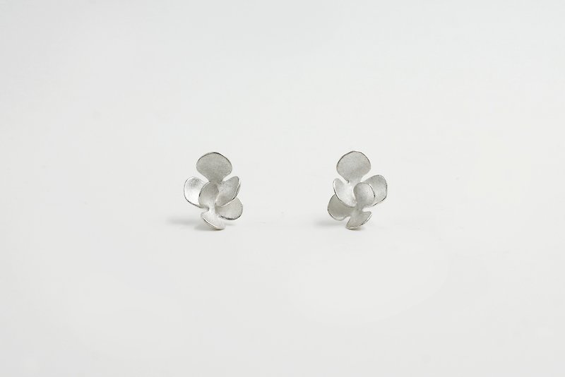 I-Shan13 Camellia petal earrings small - ต่างหู - เงินแท้ สีเงิน