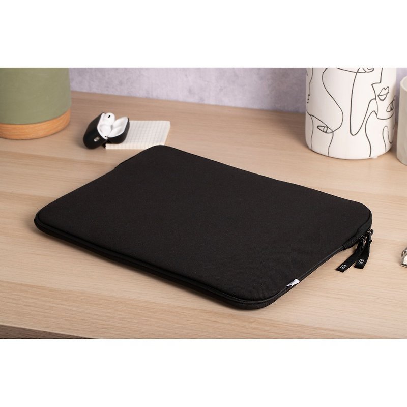 MW MacBook Air 15-inch Basics 2 Life environmentally friendly material computer bag - black/white - Laptop Bags - Eco-Friendly Materials Black