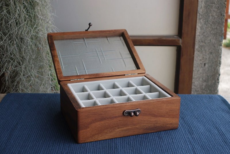 ShouZhuo handmade---Handmade custom glass box - Earrings & Clip-ons - Wood Brown