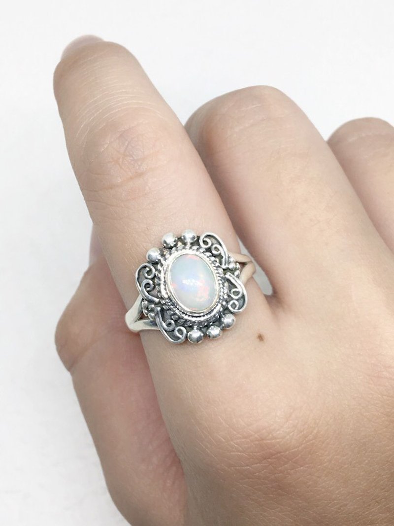 蛋白石925純銀蝴蝶設計戒指 尼泊爾手工鑲嵌製作(款式2) - 戒指 - 寶石 多色