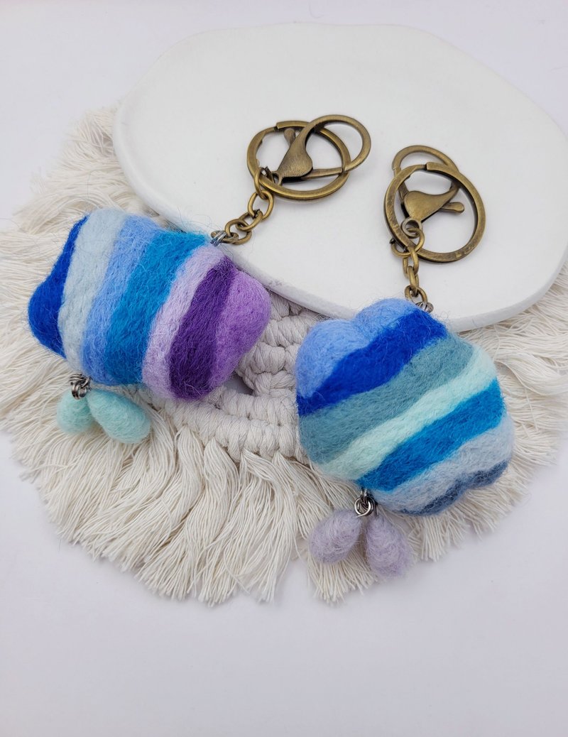珮寧手作│彩色雲朵-藍灰.藍紫│羊毛氈.鑰匙圈.吊飾.掛件 - 鑰匙圈/鑰匙包 - 羊毛 