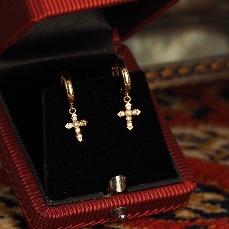 18K金鑽石十字架耳環18K Gold The Diamond Cross Hoop Earrings - 耳環/耳夾/耳骨夾 - 貴金屬 