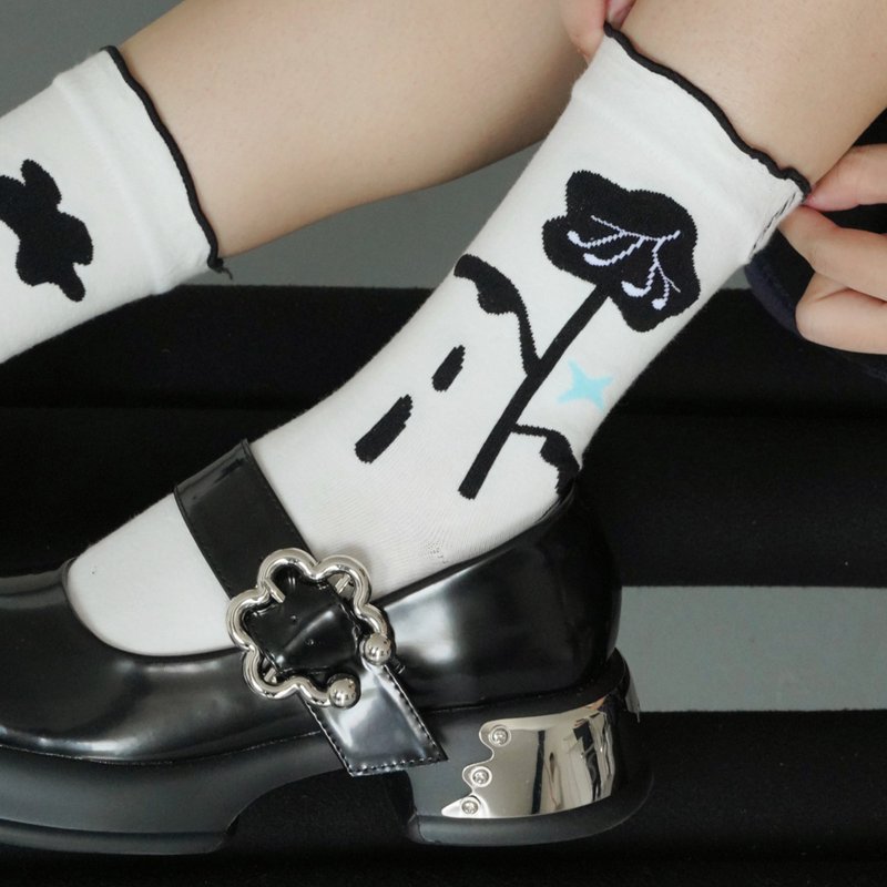 Wild Flower Calf Socks - ถุงเท้า - ผ้าฝ้าย/ผ้าลินิน ขาว