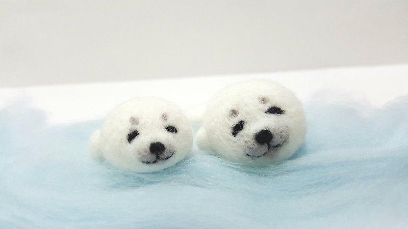 The original wool felt has melted. The marine life version of the seal ornament is priced for a single piece - ที่ห้อยกุญแจ - ขนแกะ ขาว