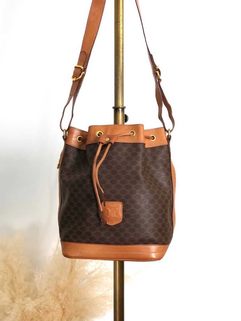 【 日本直送　名牌中古包 】CELINE セリーヌ マカダム ショルダーバッグ ブラウン ブラゾン型押し PVC レザー 巾着 vintage 7ce2it - 側背包/斜背包 - 防水材質 咖啡色