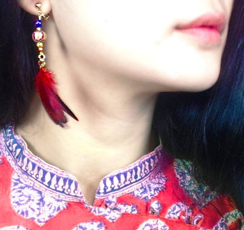 Rouge snow. Colored glaze ancient beads dyed feather earrings. - ต่างหู - วัสดุอื่นๆ สีแดง