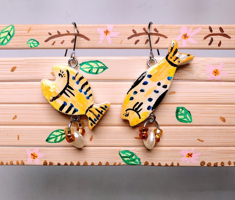 黃魚兒 手作黏土耳環 手繪捏製 不銹鋼 吊墜款 - 耳環/耳夾 - 黏土 黃色