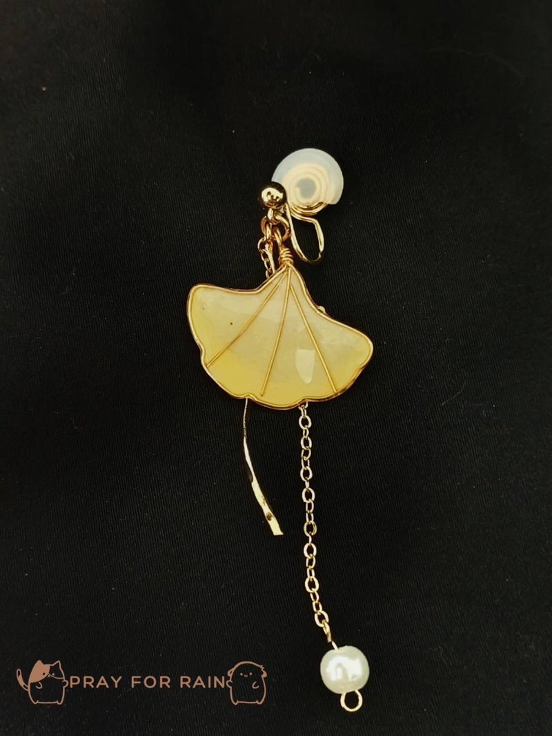 Jinxing Piaopiao-asymmetrical earrings/handmade crystal flower jewelry - ต่างหู - เรซิน 